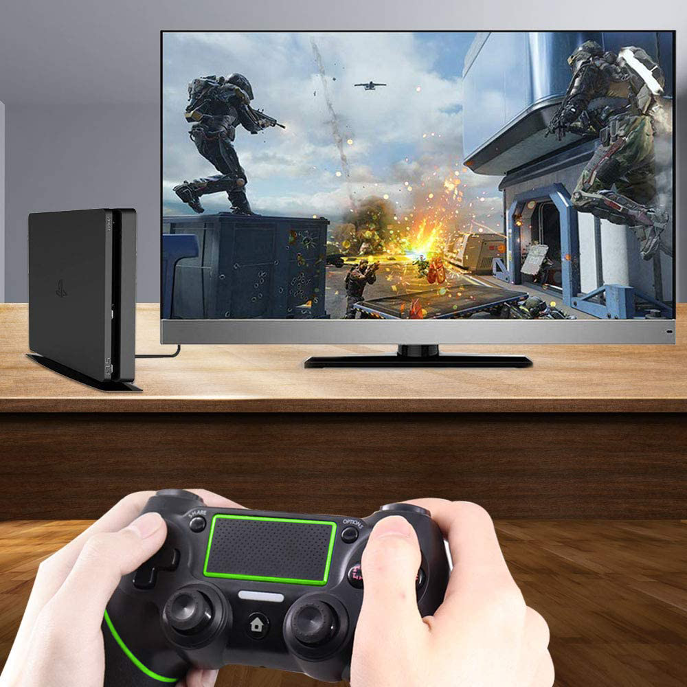 Hände halten einen Controller und spielen ein Spiel auf einem Fernseher. Eine Konsole steht neben dem Fernseher. Das Spiel zeigt Soldaten im Kampf.