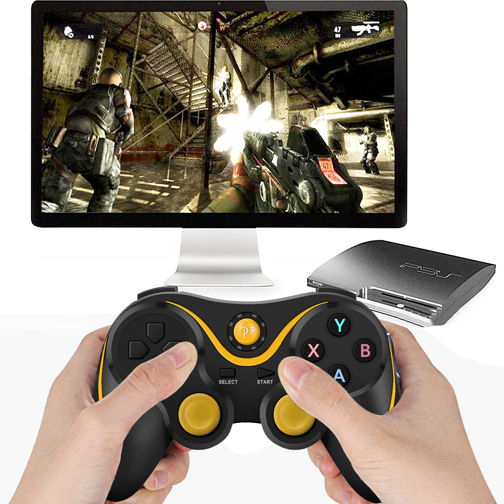 Hände halten einen schwarz-gelben Gamecontroller mit einem Bildschirm, der ein Ego-Shooter-Spiel und eine Konsole zeigt.
