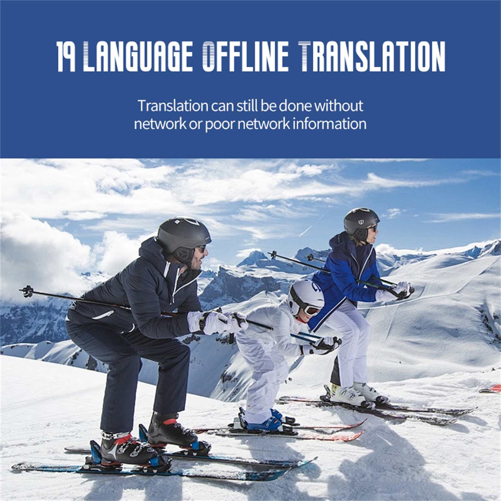Drei Skifahrer auf einer schneebedeckten Piste, die Helme und Winterkleidung tragen. Im Hintergrund Berge und blauer Himmel.