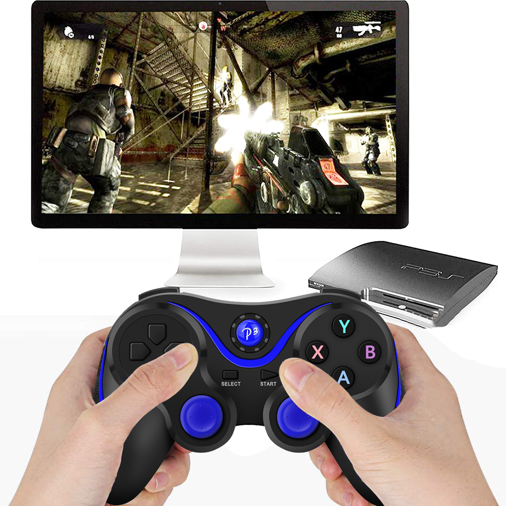 Hände halten einen schwarz-blauen Gamecontroller. Ein Bildschirm zeigt ein Shooter-Spiel. Eine Konsole ist dahinter.