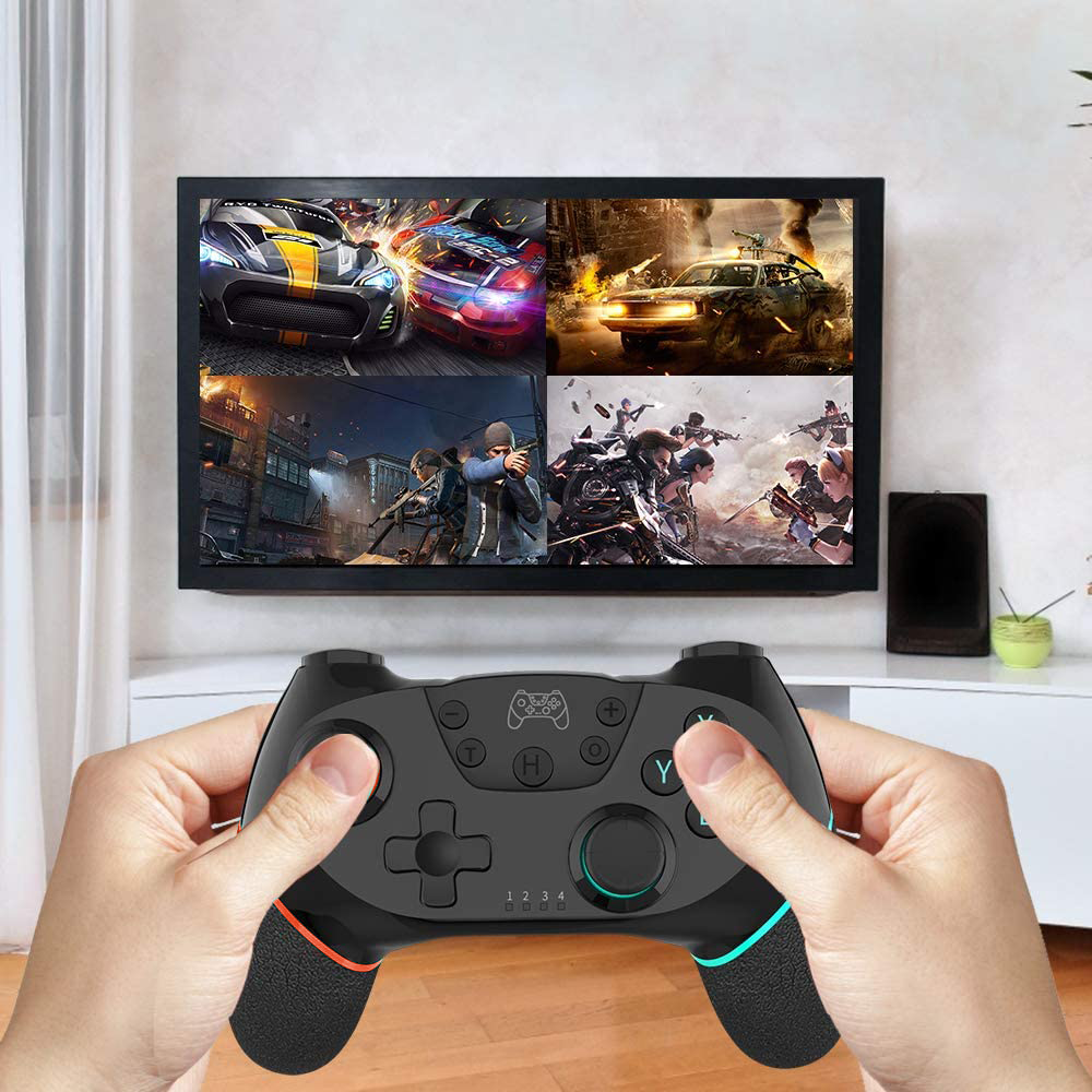 Hände halten einen schwarzen Gamecontroller vor einem Fernseher. Der Fernseher zeigt mehrere Spielszenen von Autos und Action.