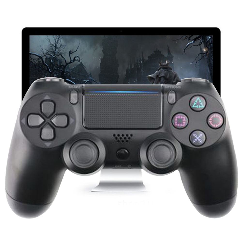 Ein schwarzer PS4-Controller vor einem Bildschirm, der eine dunkle Fantasy-Spielszene zeigt. Der Controller steht auf einem Ständer.