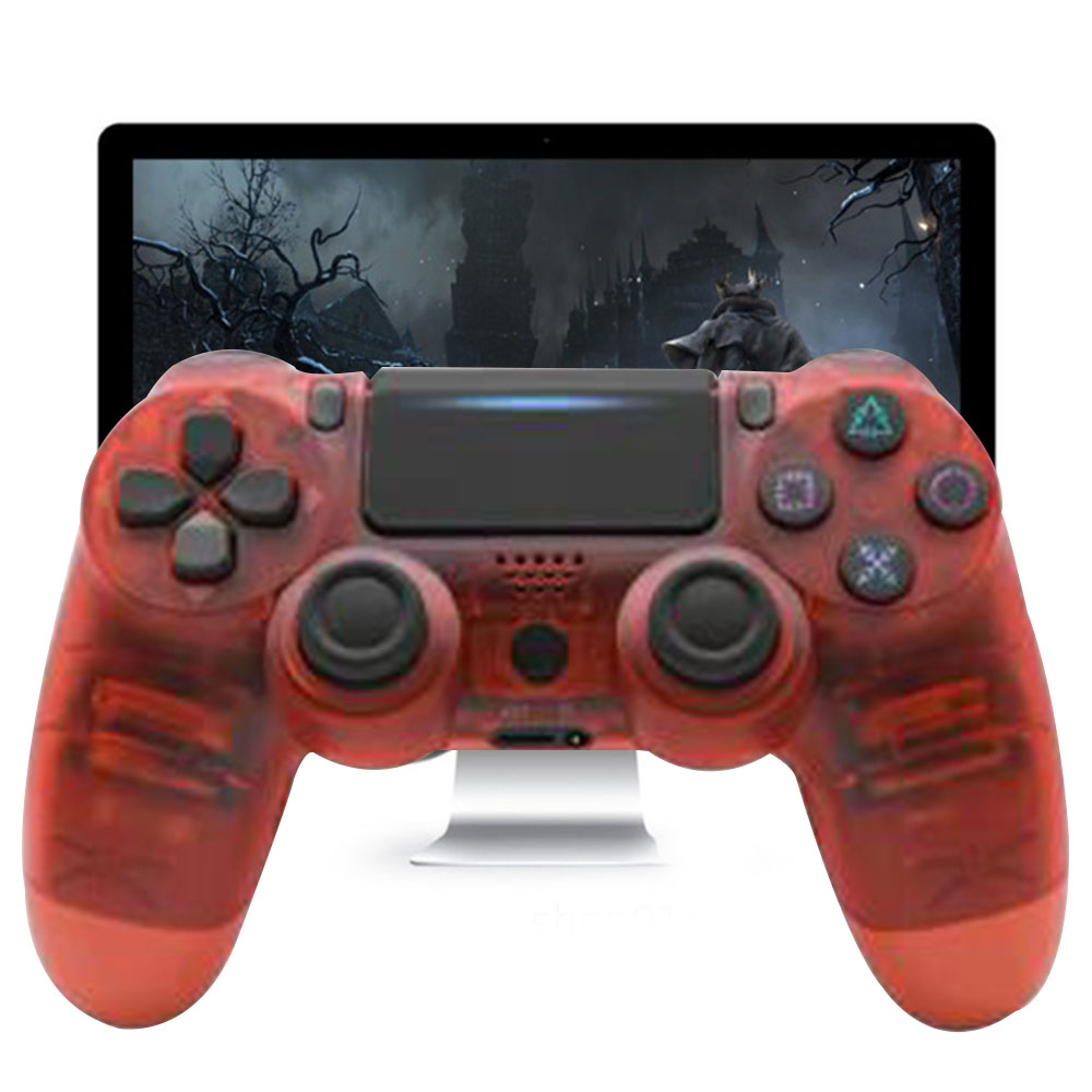 Ein roter, transparenter PS4-Controller befindet sich vor einem Bildschirm, der eine dunkle Fantasy-Spielszene zeigt. Der Controller steht im Mittelpunkt.