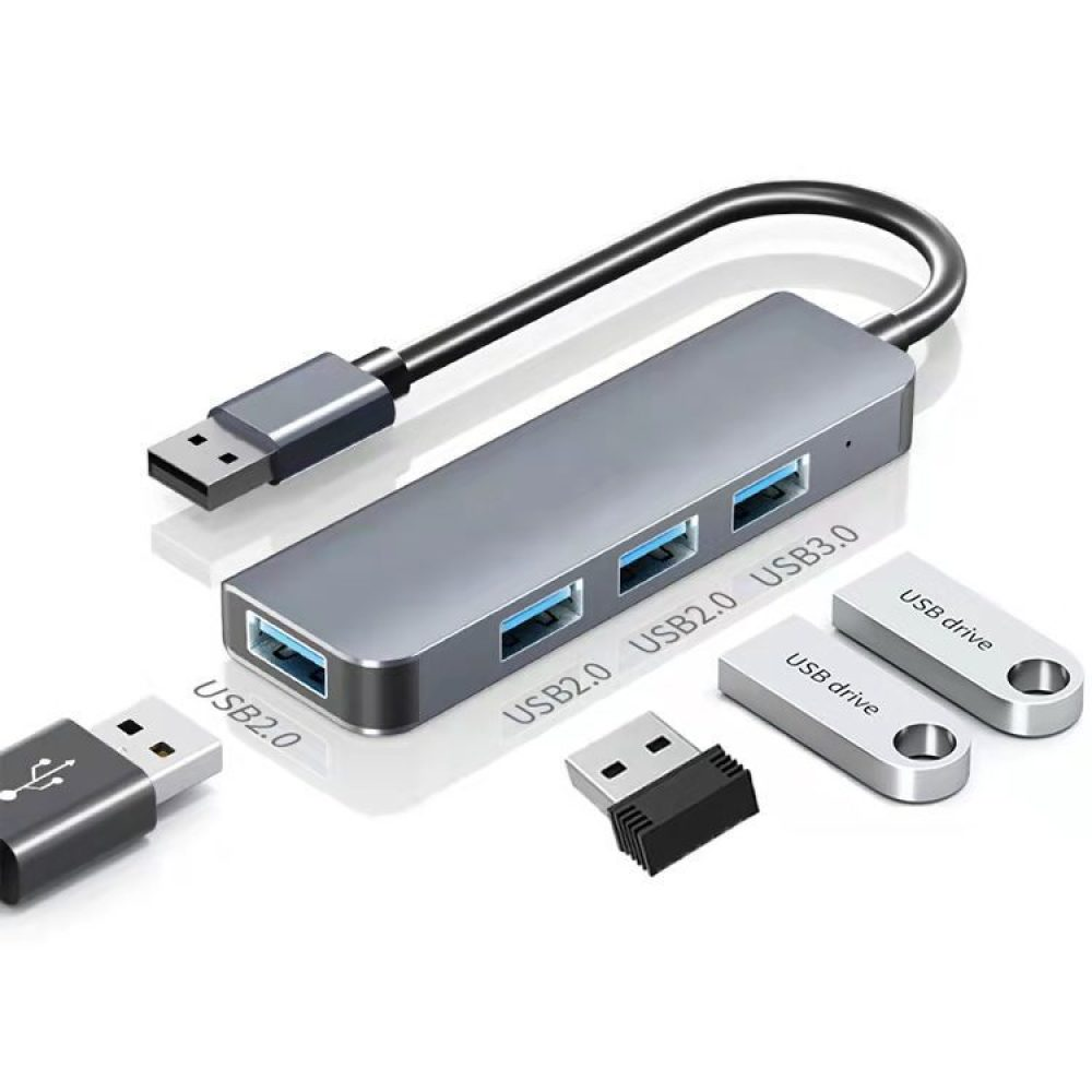 Ein grauer USB-Hub mit vier Anschlüssen und mehreren USB-Laufwerken. USB 2.0- und 3.0-Anschlüsse sind sichtbar. Ein USB-Kabel ist mit dem Hub verbunden.