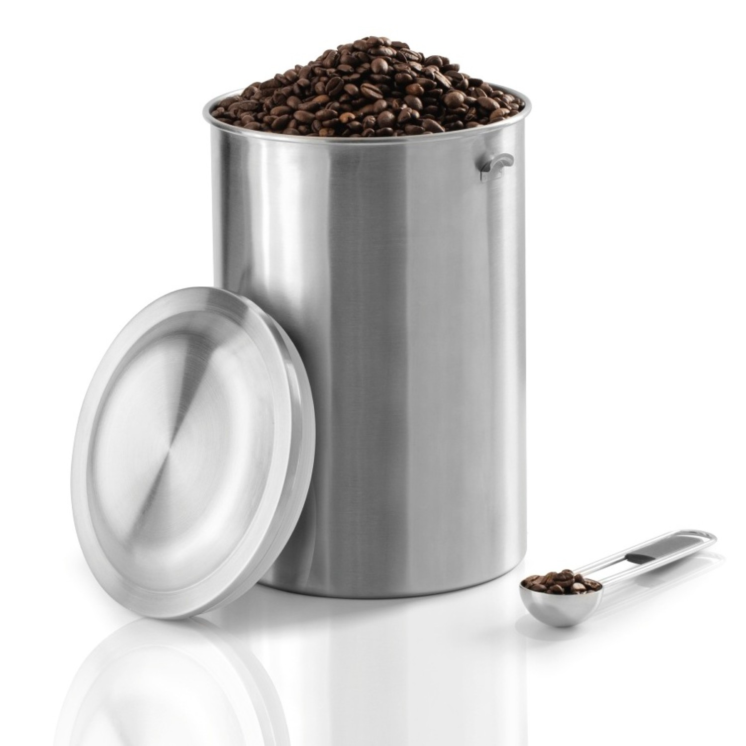 Ein Edelstahl-Kaffeebehälter mit Kaffeebohnen, Deckel und Löffel mit Bohnen. Der Behälter ist offen. Weißer Hintergrund.