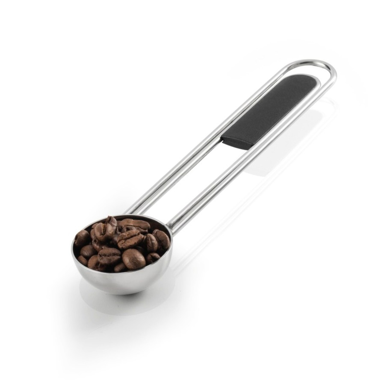 Ein metallener Kaffeelöffel gefüllt mit gerösteten Kaffeebohnen. Der Löffel hat einen schwarzen Griff. Isoliert auf weißem Hintergrund.