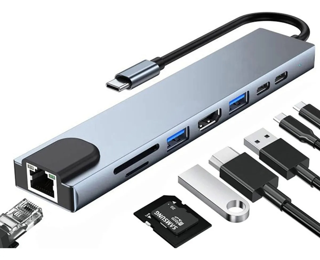 Ein silberner USB-Hub mit mehreren Anschlüssen, Kabeln, einer SD-Karte und einem USB-Stick auf weißem Untergrund.