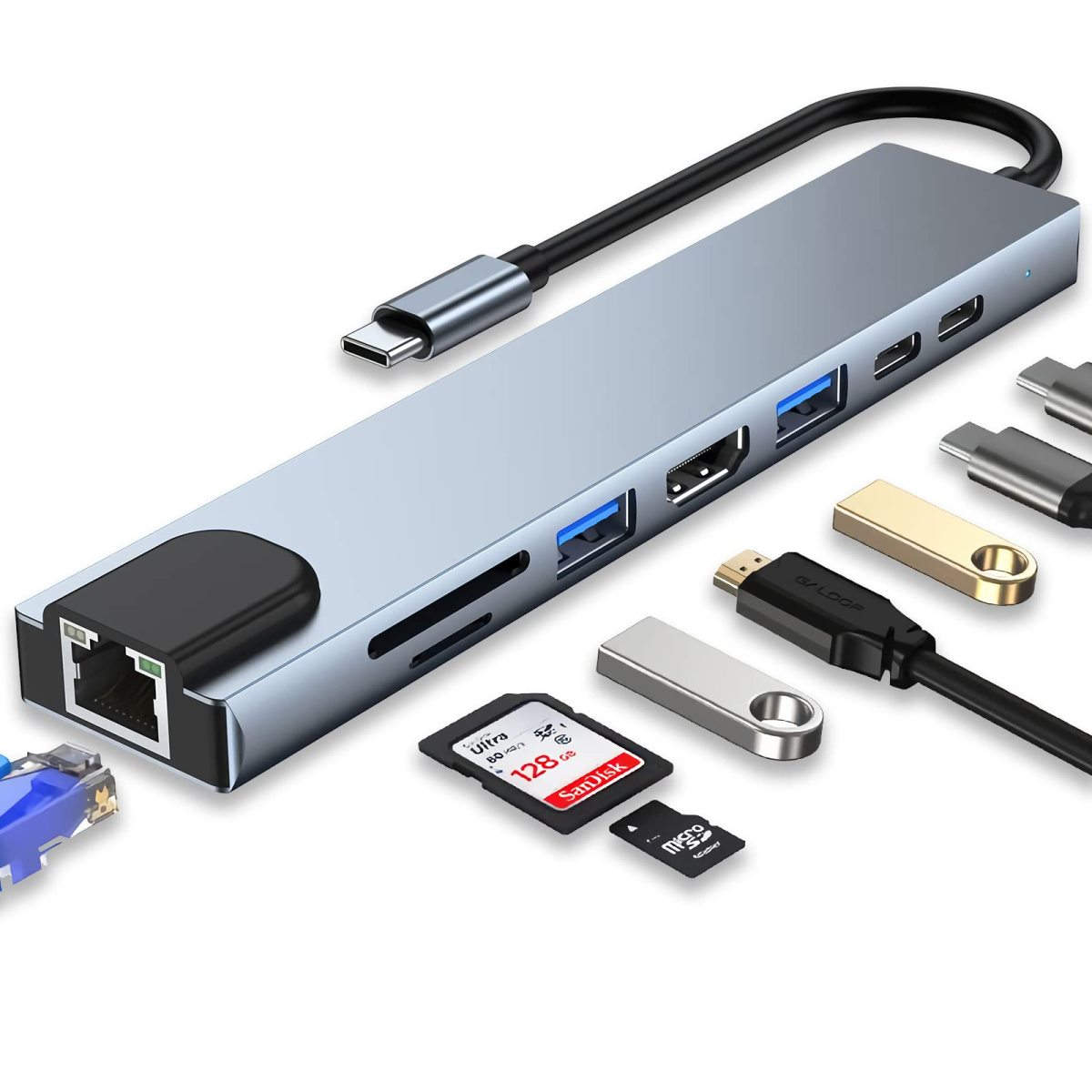 Ein silberner USB-C-Hub mit mehreren Anschlüssen, darunter USB, HDMI und Kartenleser. Außerdem sind mehrere USB-Laufwerke und SD-Karten vorhanden.
