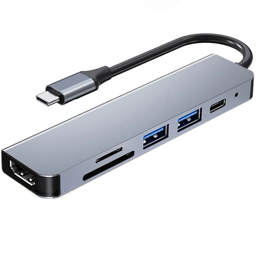 Ein silberner USB-C-Hub mit mehreren Anschlüssen: HDMI, SD-Kartensteckplatz, USB 3.0 und USB-C. Schwarzes Kabel.