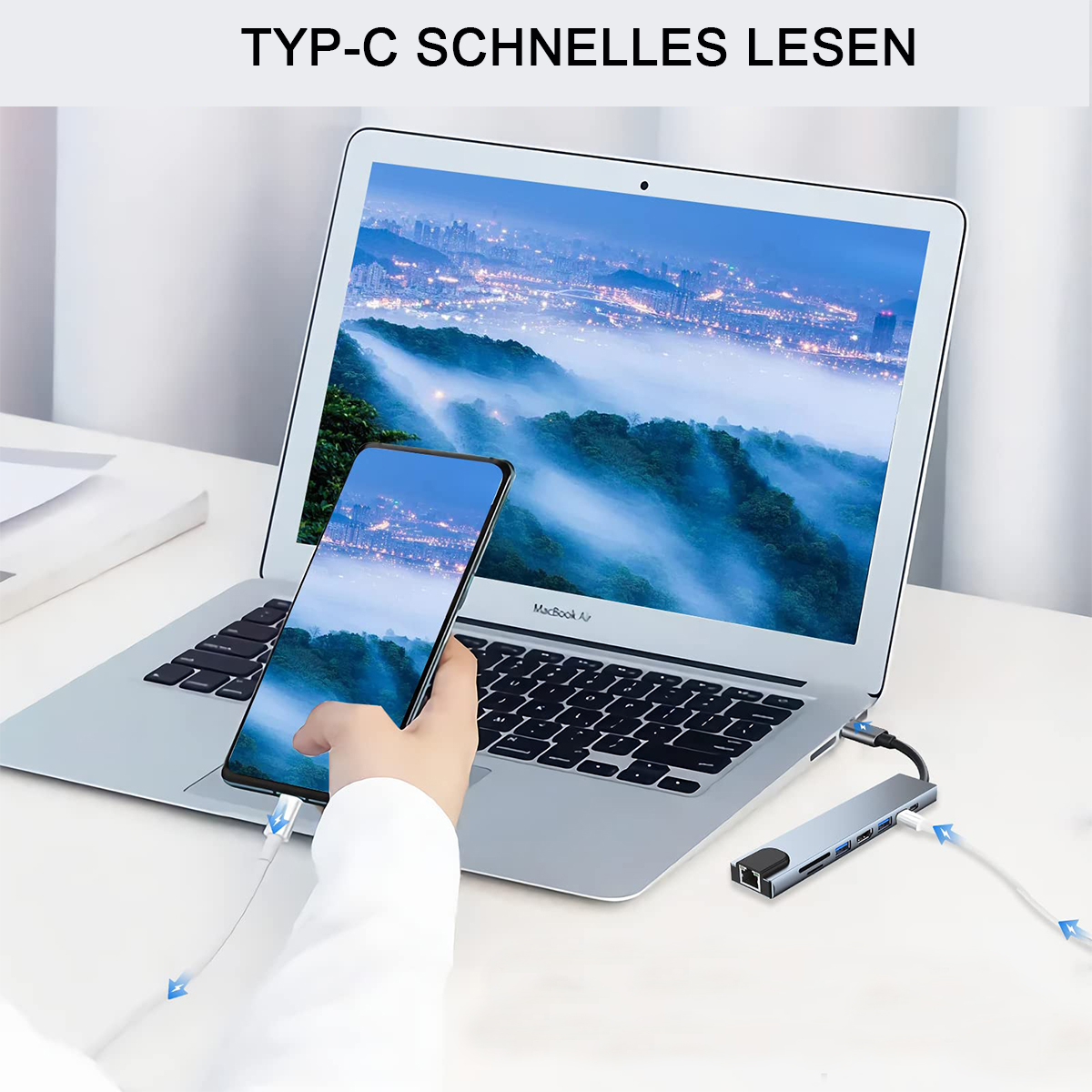 Eine Hand hält ein Telefon, das eine Berglandschaft spiegelt, verbunden mit einem Laptop mit einem Hub. Der Laptop zeigt eine ähnliche Berglandschaft.