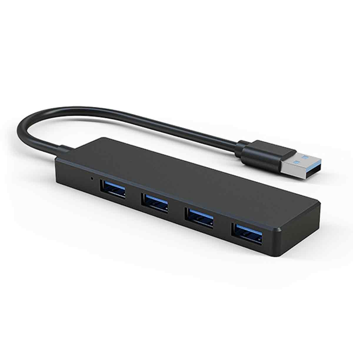 Schwarzer USB-Hub mit vier Anschlüssen und einem schwarzen Kabel mit USB-Stecker. Der Hintergrund ist weiß.