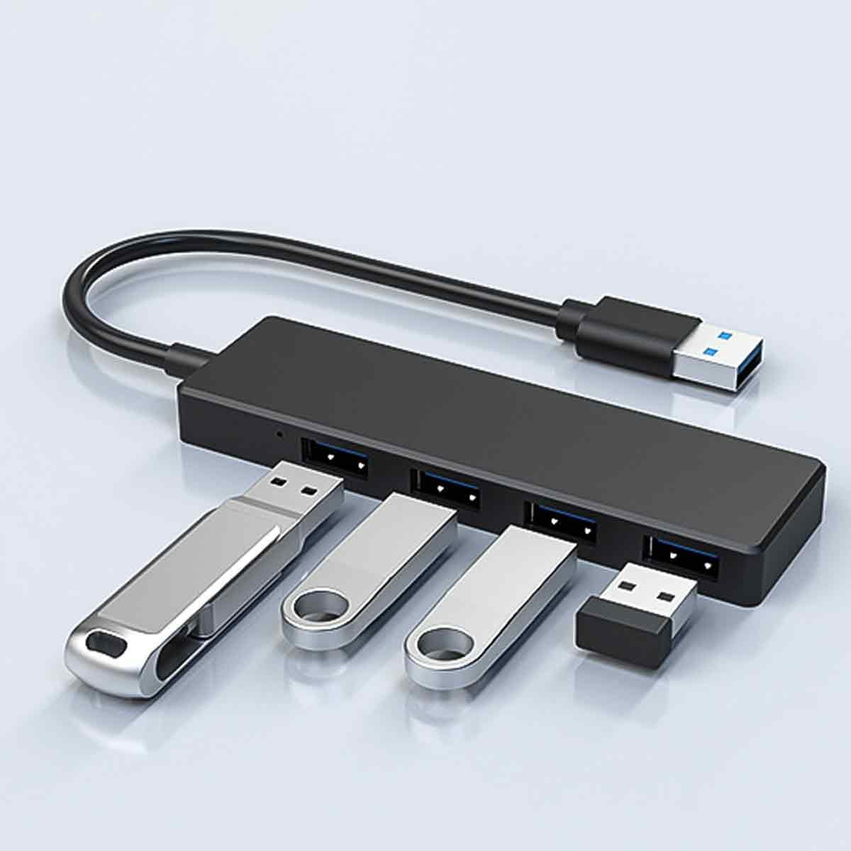 Ein schwarzer USB-Hub mit vier Anschlüssen und einem angeschlossenen Kabel. Vier silberne USB-Laufwerke sind eingesteckt, plus ein USB-Dongle.