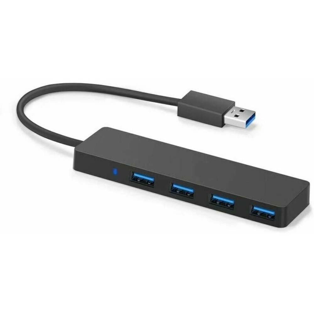 Schwarzer USB-Hub mit vier Anschlüssen und einem USB-Kabel. Die Anschlüsse haben blaue Einsätze. Der Hintergrund ist weiß.