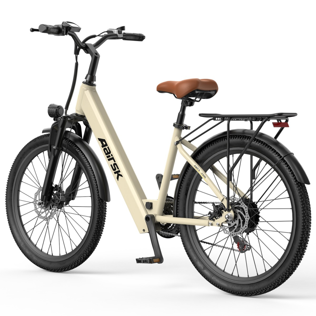 Cremefarbenes Elektrofahrrad mit schwarzen Reifen und Komponenten. Es hat einen braunen Sitz, einen Gepäckträger und einen Scheinwerfer. Das Fahrrad steht vor weißem Hintergrund.
