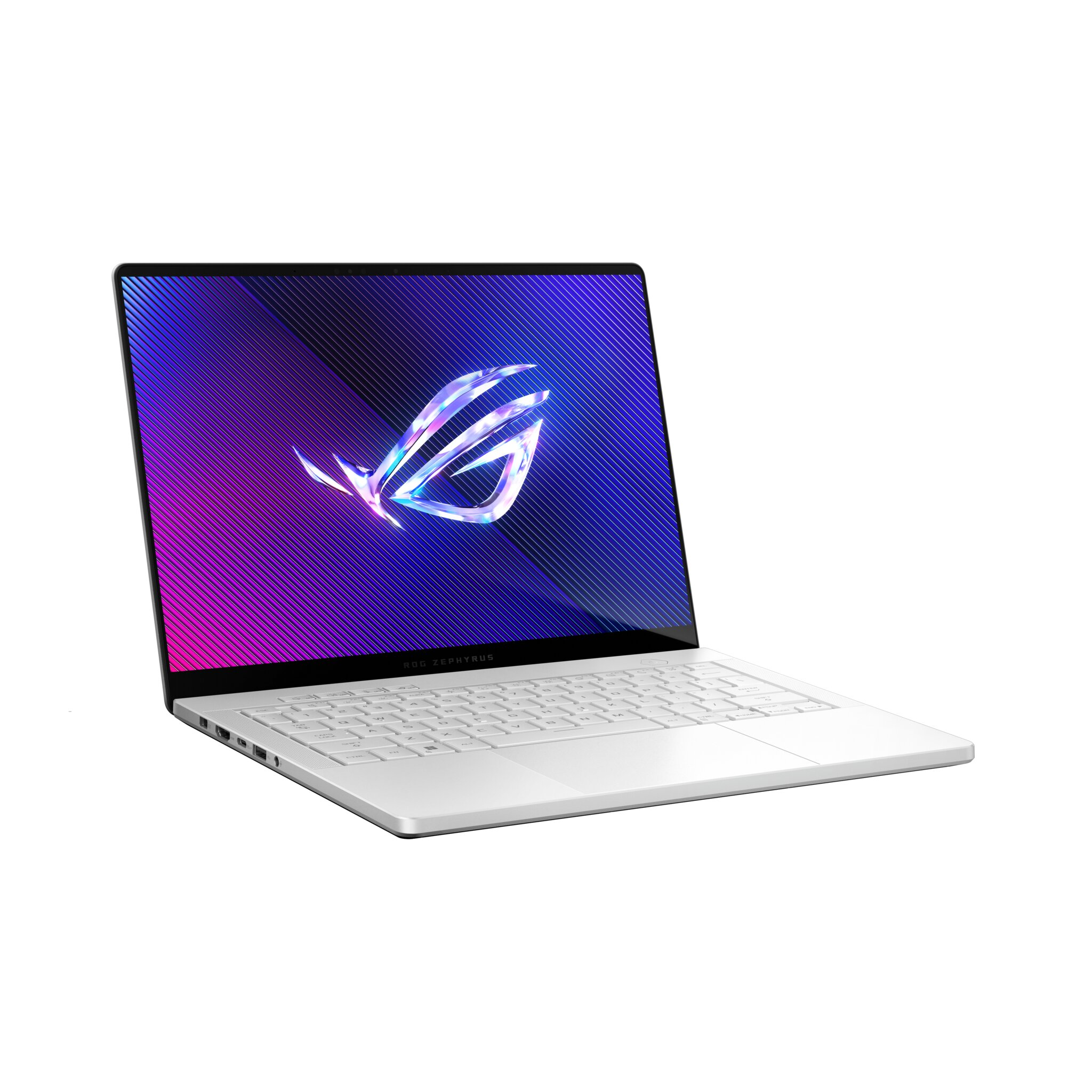 Laptop bianco con schermo illuminato con logo ROG. Il laptop ha una tastiera bianca e si trova su una superficie bianca.