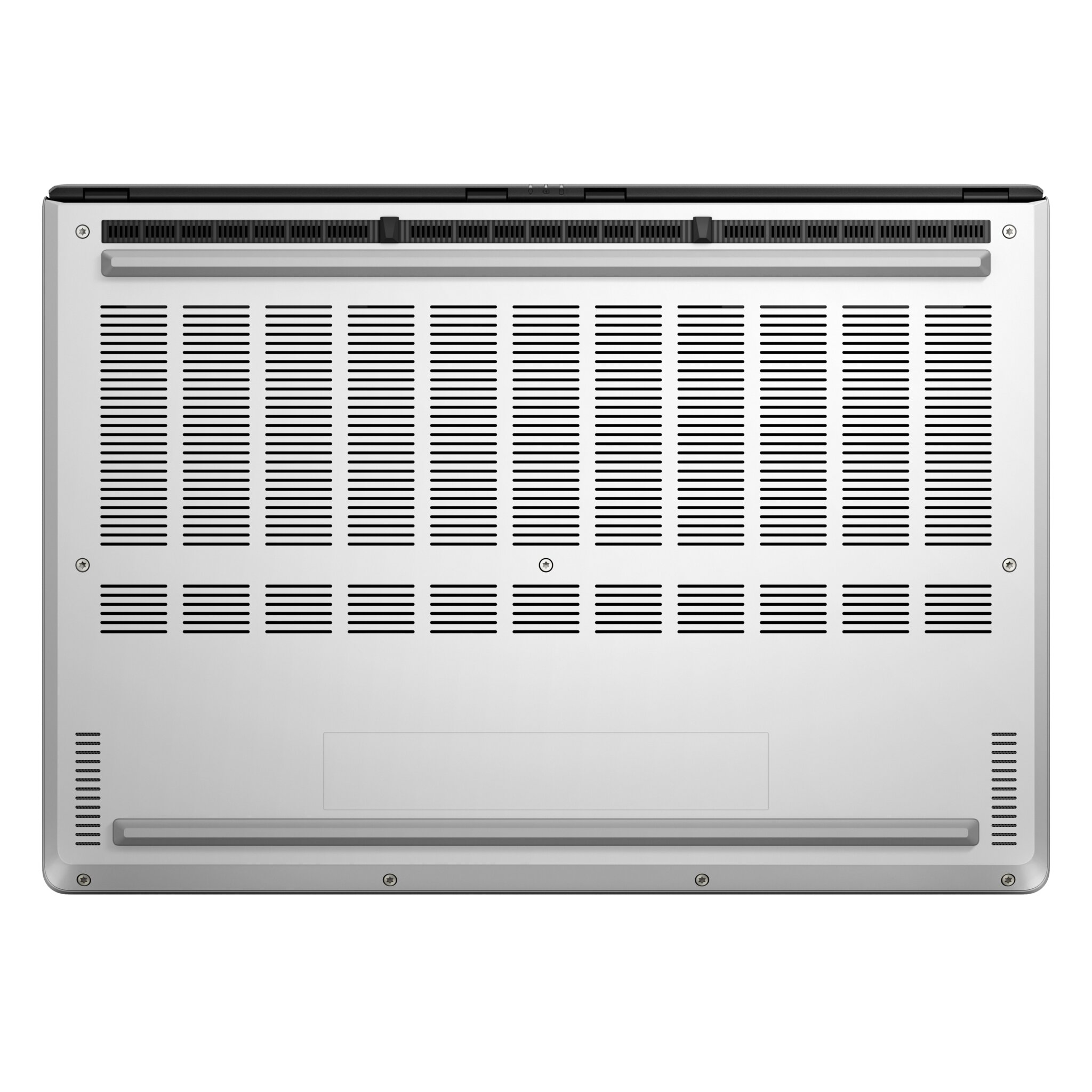 Parte inferiore di un laptop. Argento e nero con griglie di ventilazione, viti e un piccolo pannello rettangolare.