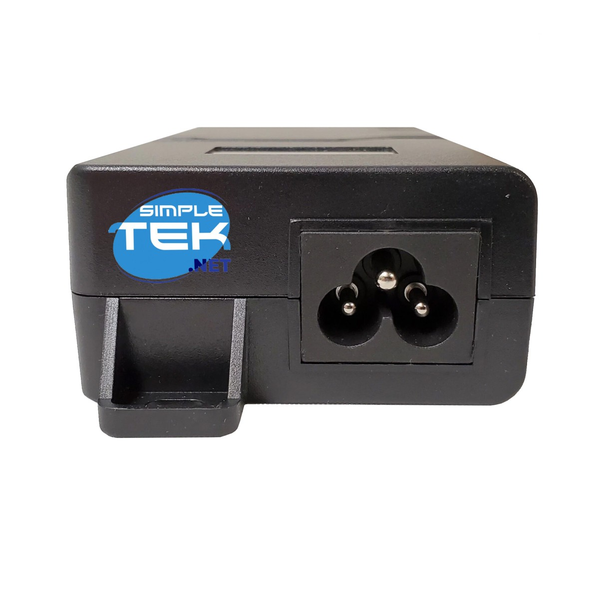 Czarny zasilacz z gniazdem trójkołkowym. Widoczne logo Simple Tek. Tło jest jednolicie białe.
