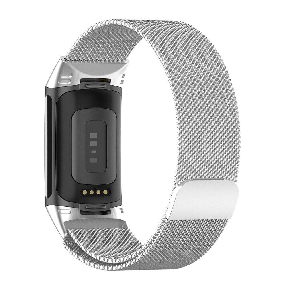 Ein silberner Fitness-Tracker mit schwarzem Bildschirm und silbernem Mesh-Band vor weißem Hintergrund.