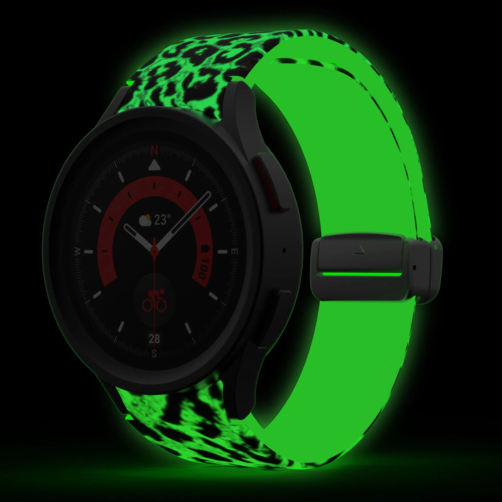 Eine schwarze Smartwatch mit grünem Leopardenmuster-Armband. Der Bildschirm zeigt Temperatur und Akkustand. Das Armband leuchtet.