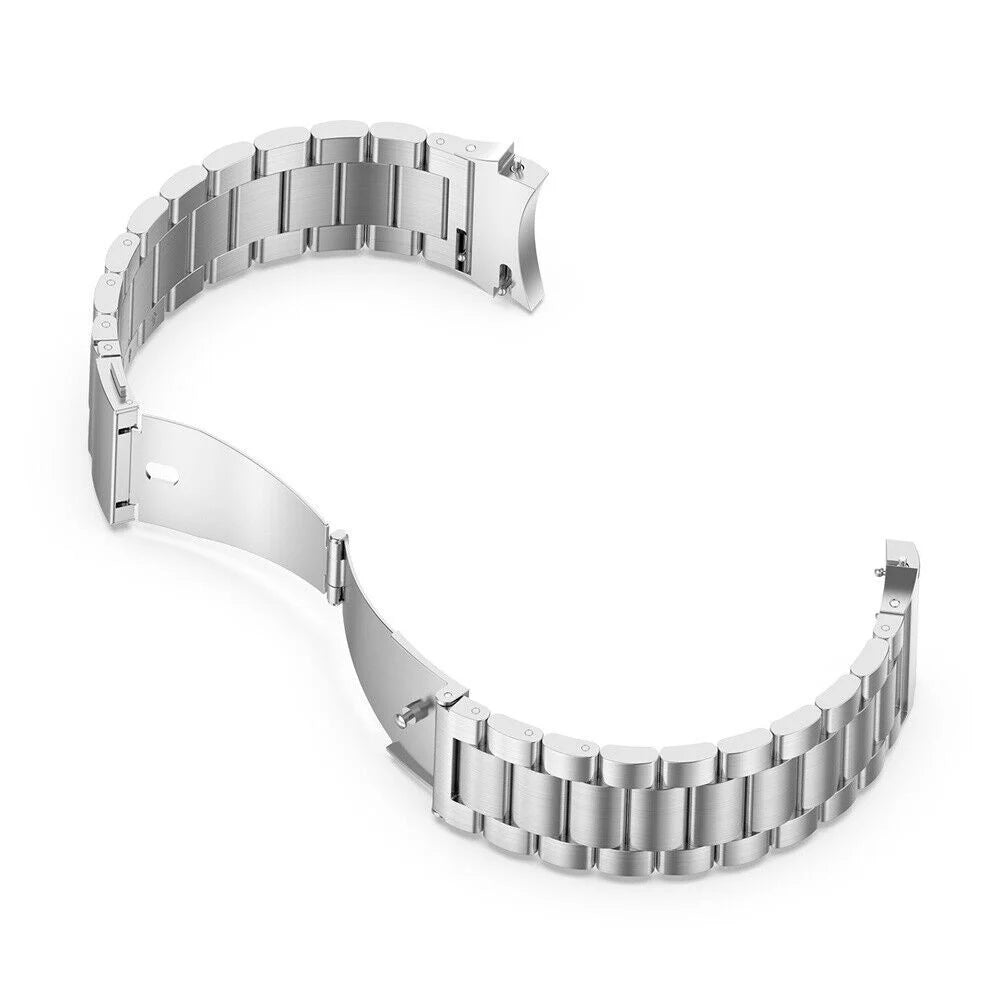 Ein silbernes Metall-Uhrenarmband liegt offen auf weißem Hintergrund. Das Band ist gebogen und zeigt seine einzelnen Glieder und den Verschluss.