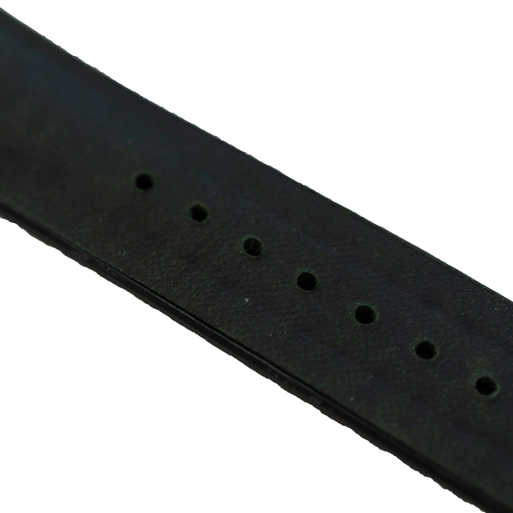 Nahaufnahme eines dunkelgrünen Lederarmbands mit mehreren gleichmäßig verteilten Löchern auf weißem Hintergrund.