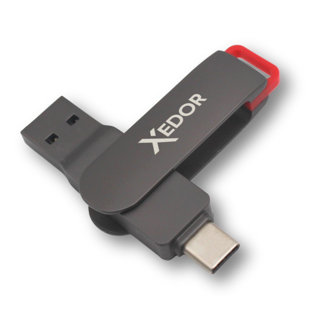 Een zwarte XEDOR USB-stick met een rode lus op een zwarte achtergrond. Hij heeft USB-A- en USB-C-connectoren.
