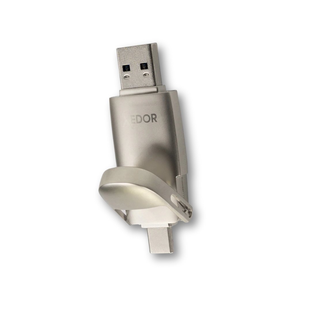 Srebrny pendrive USB z złączem USB-A i USB-C na czarnym tle. Marka to 'EDOR'.
