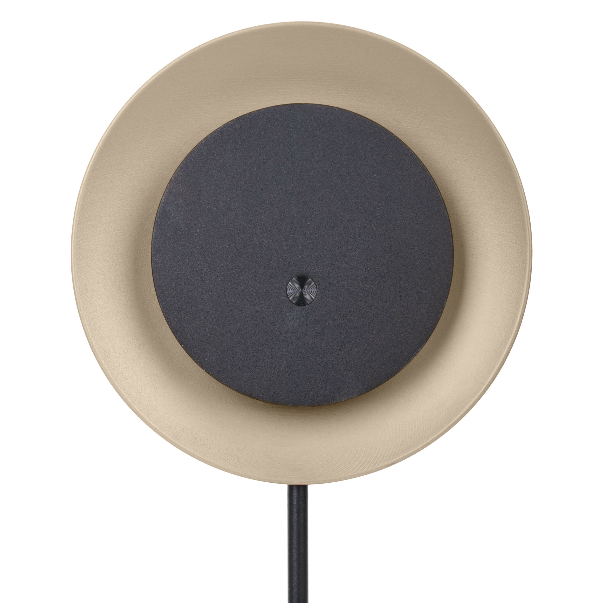 Eine moderne Lampe mit einem goldenen Außenring und einem dunkelgrauen Innenkreis. Ein schwarzer Ständer trägt sie auf Weiß.