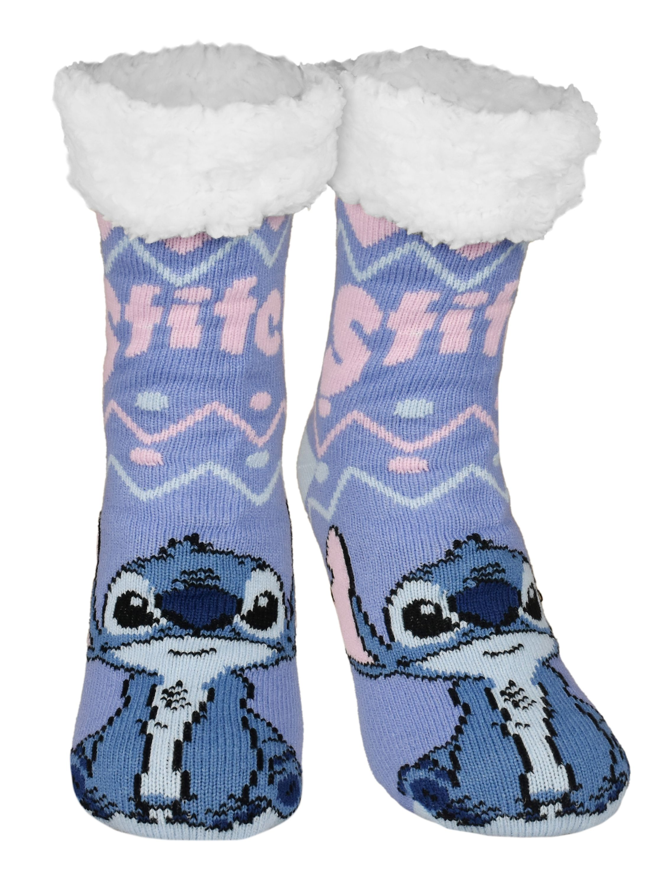 Zwei blaue Socken mit Stitch-Gesichtern. Sie haben weißen Pelzbesatz und ein Muster mit 'Stitch' in Rosa.