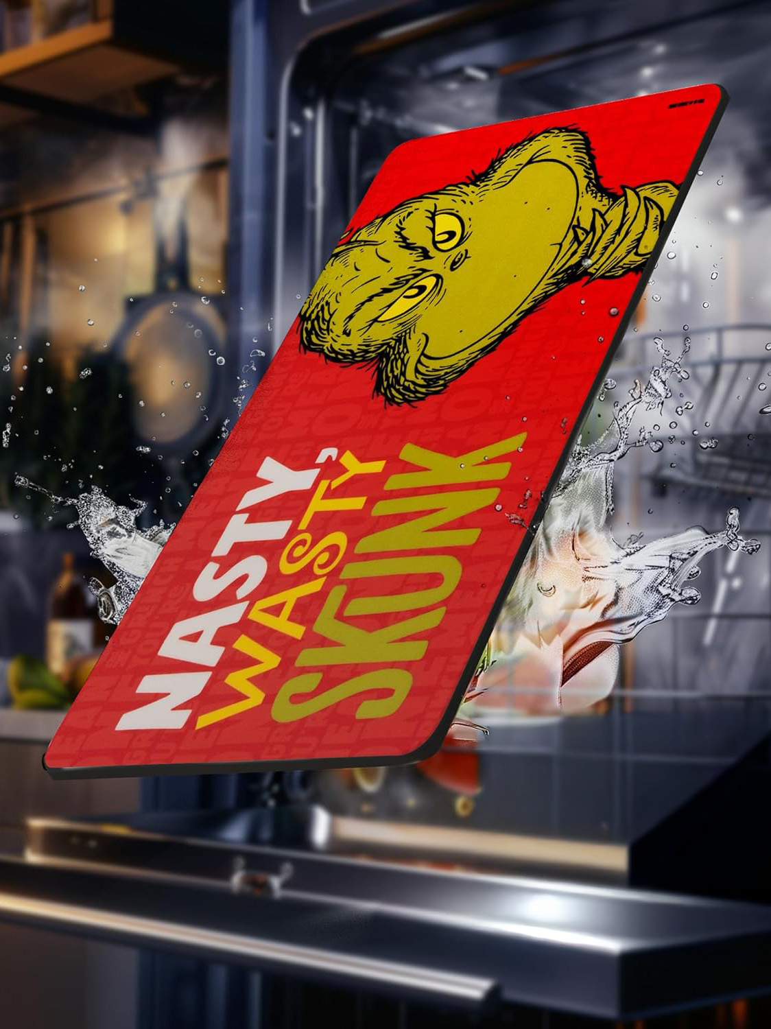 Eine rote rechteckige Matte mit einem gelben Grinch-Bild und den Wörtern 'NASTY WASTY SKUNK' in Weiß und Gelb wird mit Wasser bespritzt.