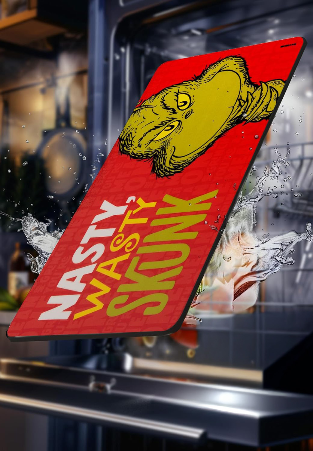 Ein rotes rechteckiges Schild mit einem Grinch-Kopf oben, den Worten 'Nasty Wasty Skunk', Wassertropfen spritzen darum herum.