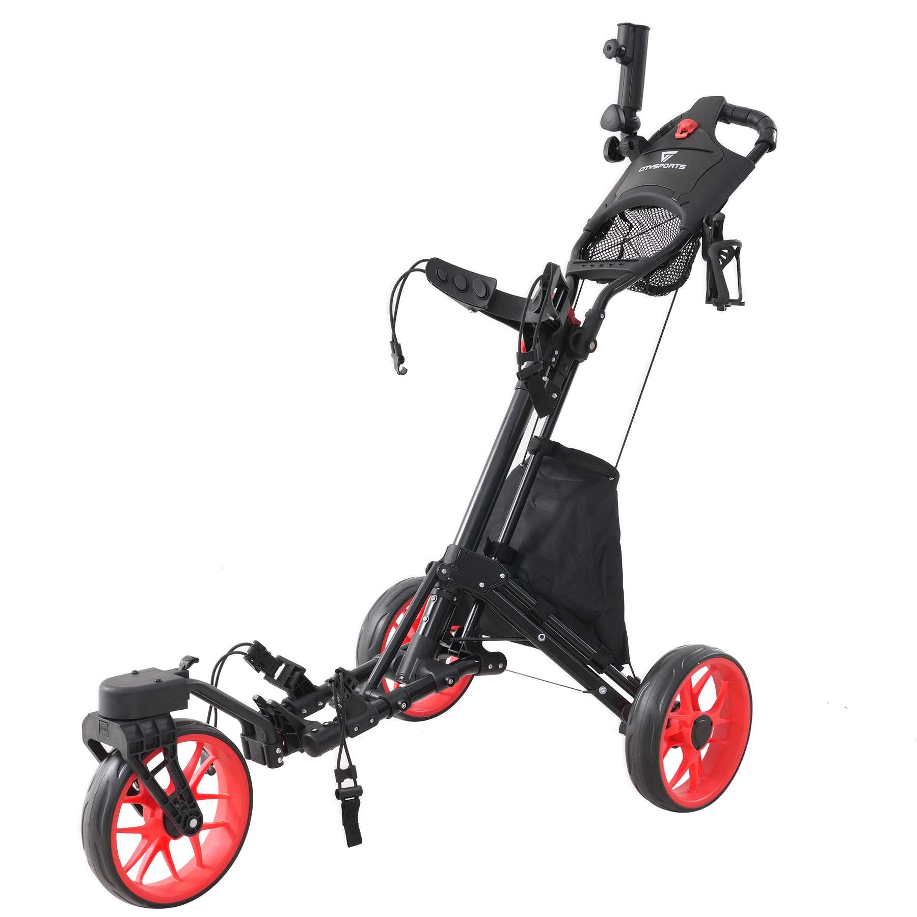 Czarny wózek golfowy z czerwonymi kołami. Ma torbę do przechowywania, uchwyt na kubek i uchwyt. Tło jest białe.