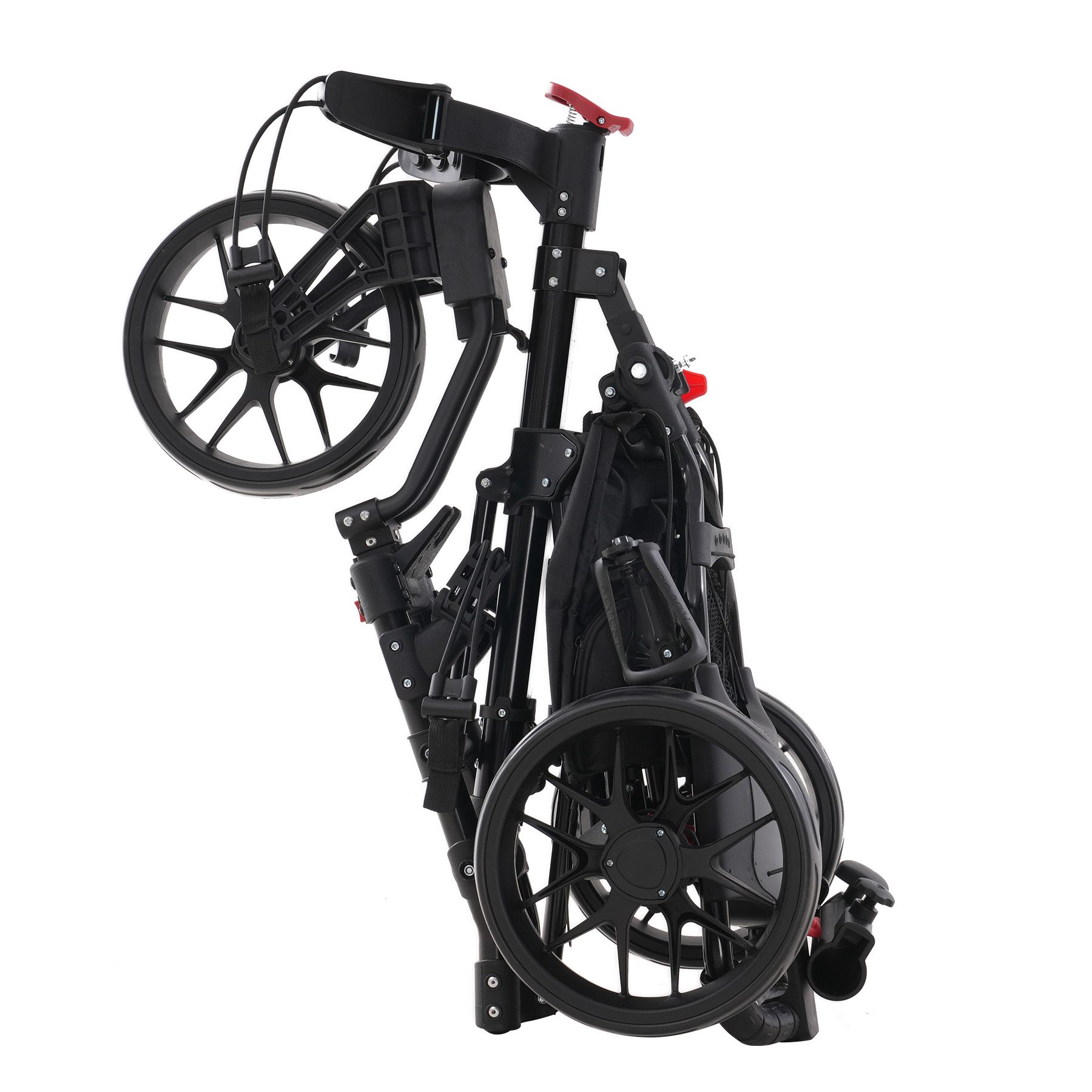 Czarny, złożony wózek golfowy. Posiada trzy koła, uchwyt z czerwoną dźwignią i torbę do przechowywania. Białe tło.