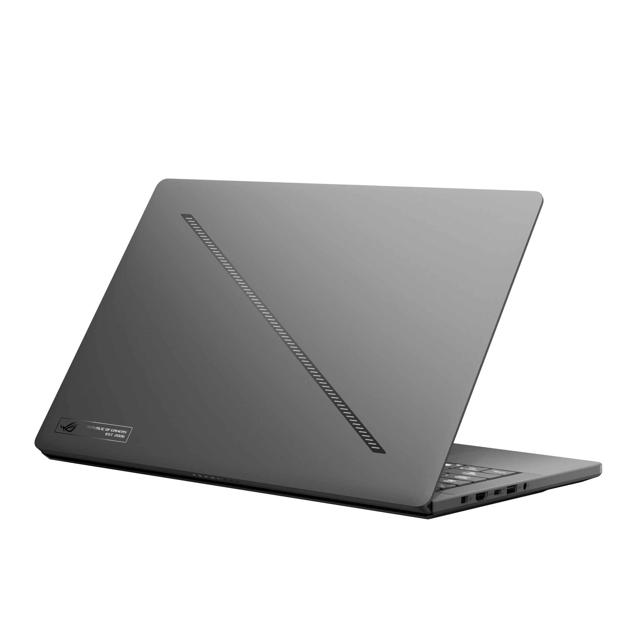Un laptop grigio, leggermente aperto, angolato. Il retro ha un design a strisce. Il logo ROG è visibile. Sfondo bianco.