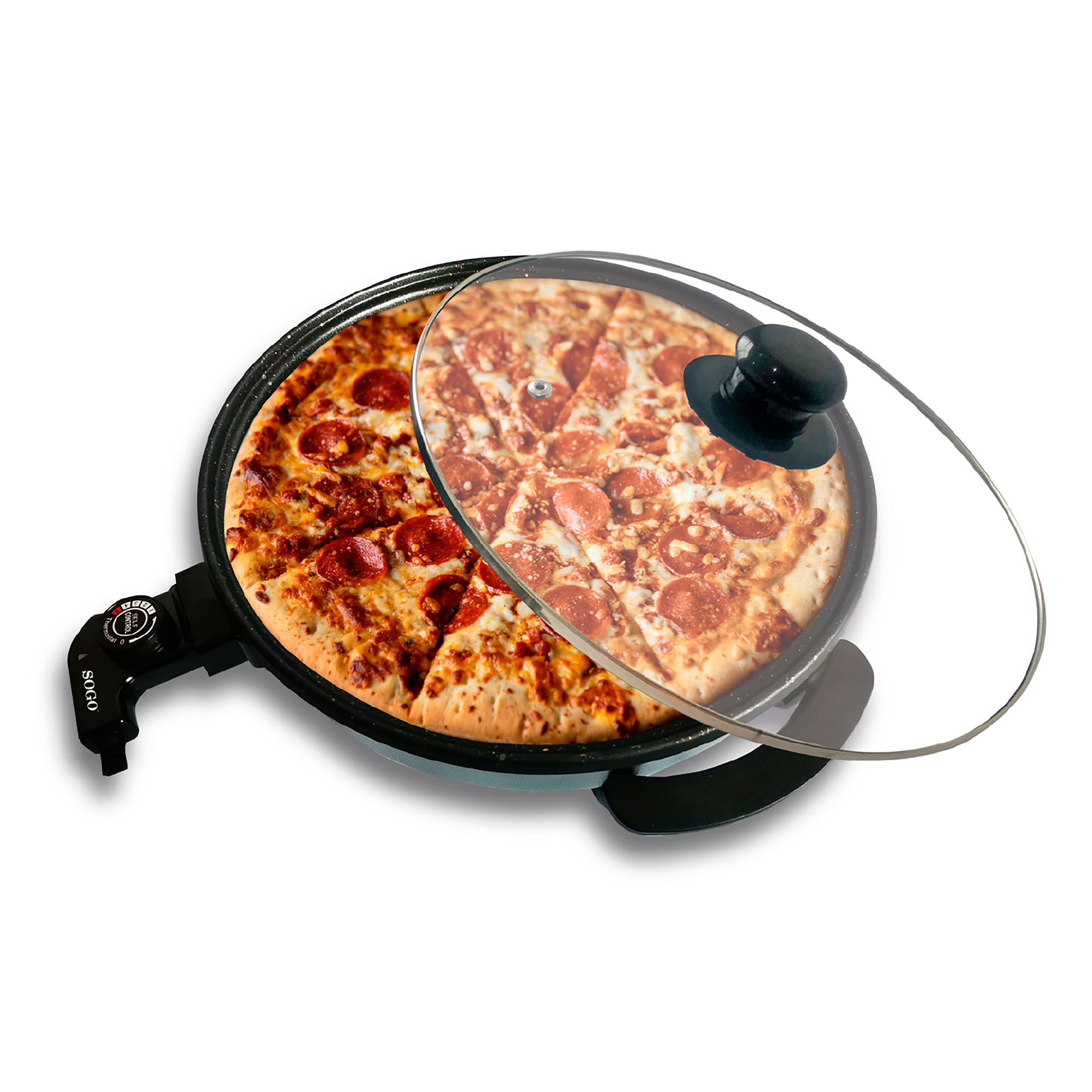 Una pizza en una sartén con tapa de cristal. La pizza tiene pepperoni. La sartén está sobre una superficie blanca.