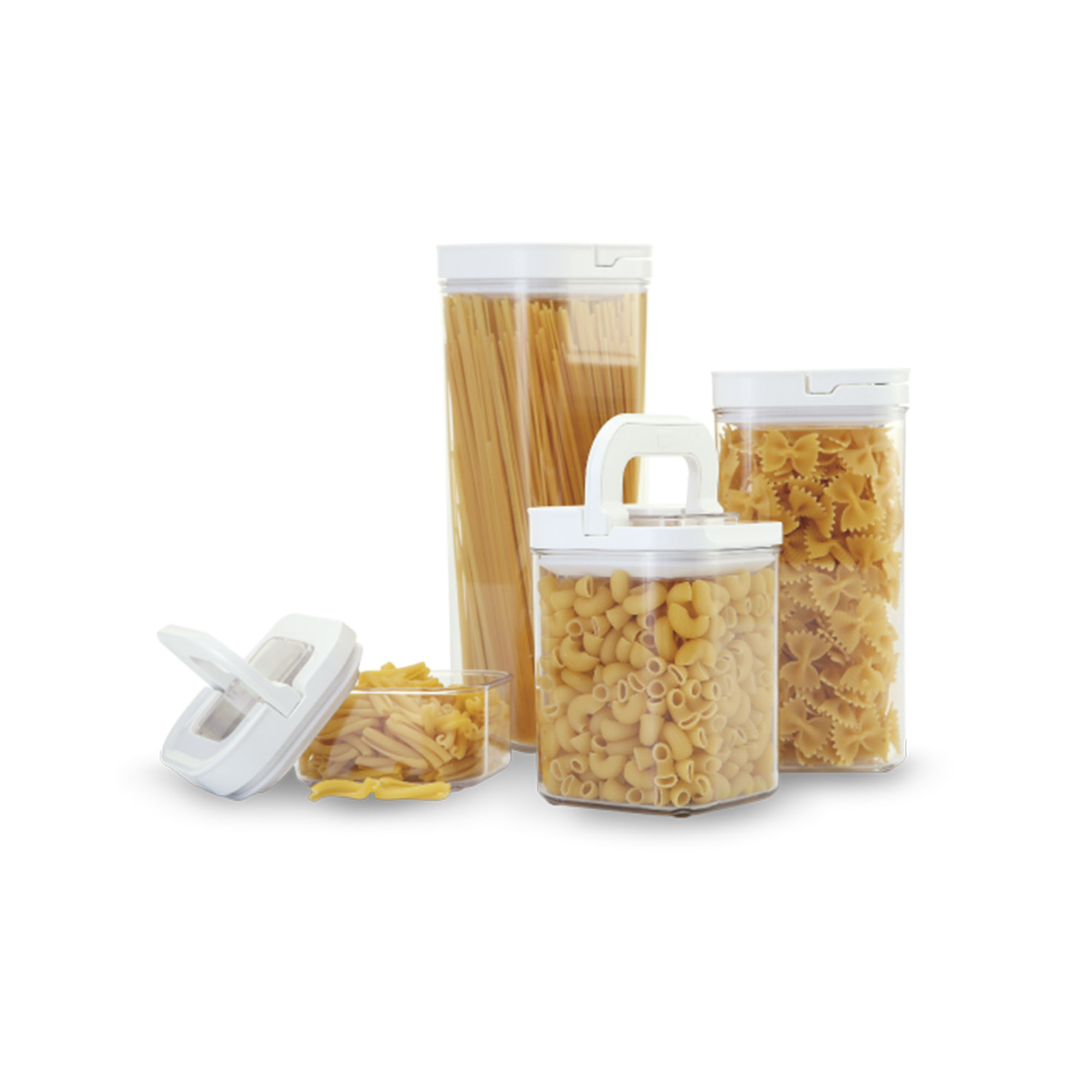 Varios recipientes transparentes llenos de diferentes formas de pasta. Se ven tapas y asas blancas. El fondo es blanco.