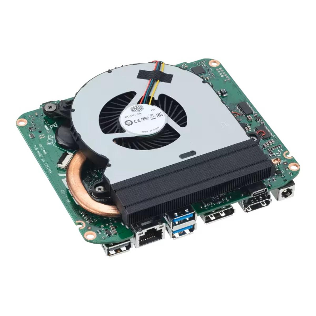 Płytka obwodu komputera z wentylatorem, radiatorem i różnymi portami. Płytka jest zielona ze srebrnymi i czarnymi elementami.