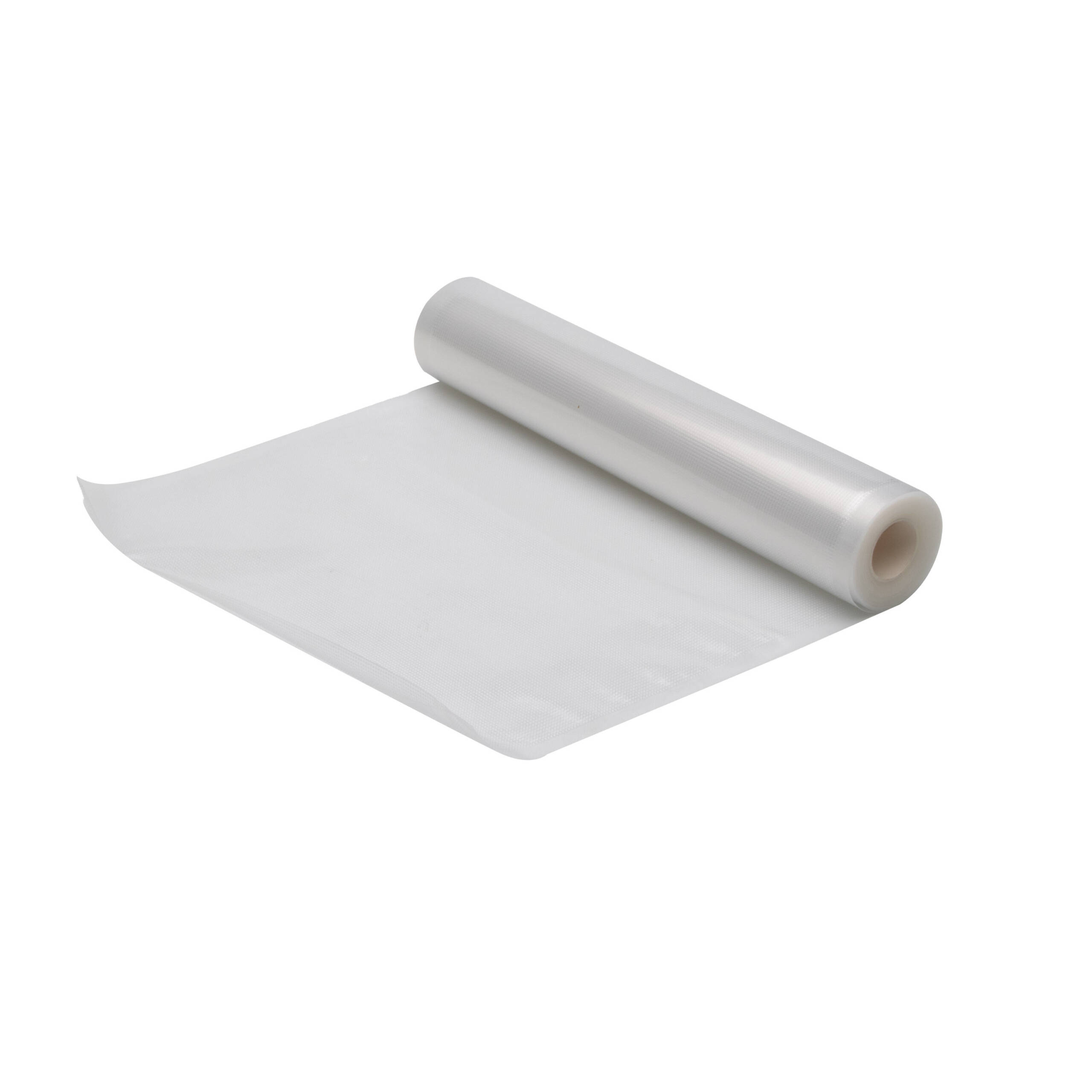 Un rollo de plástico transparente para guardar alimentos se desenrolla sobre un fondo blanco.