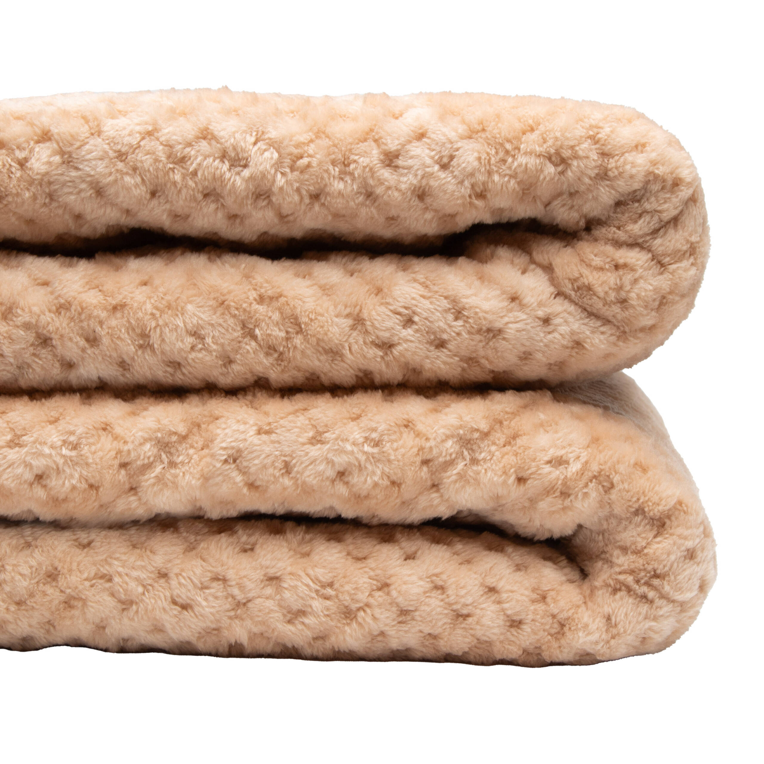 Primo piano di due coperte di peluche beige impilate, che mostrano una consistenza morbida su sfondo bianco.