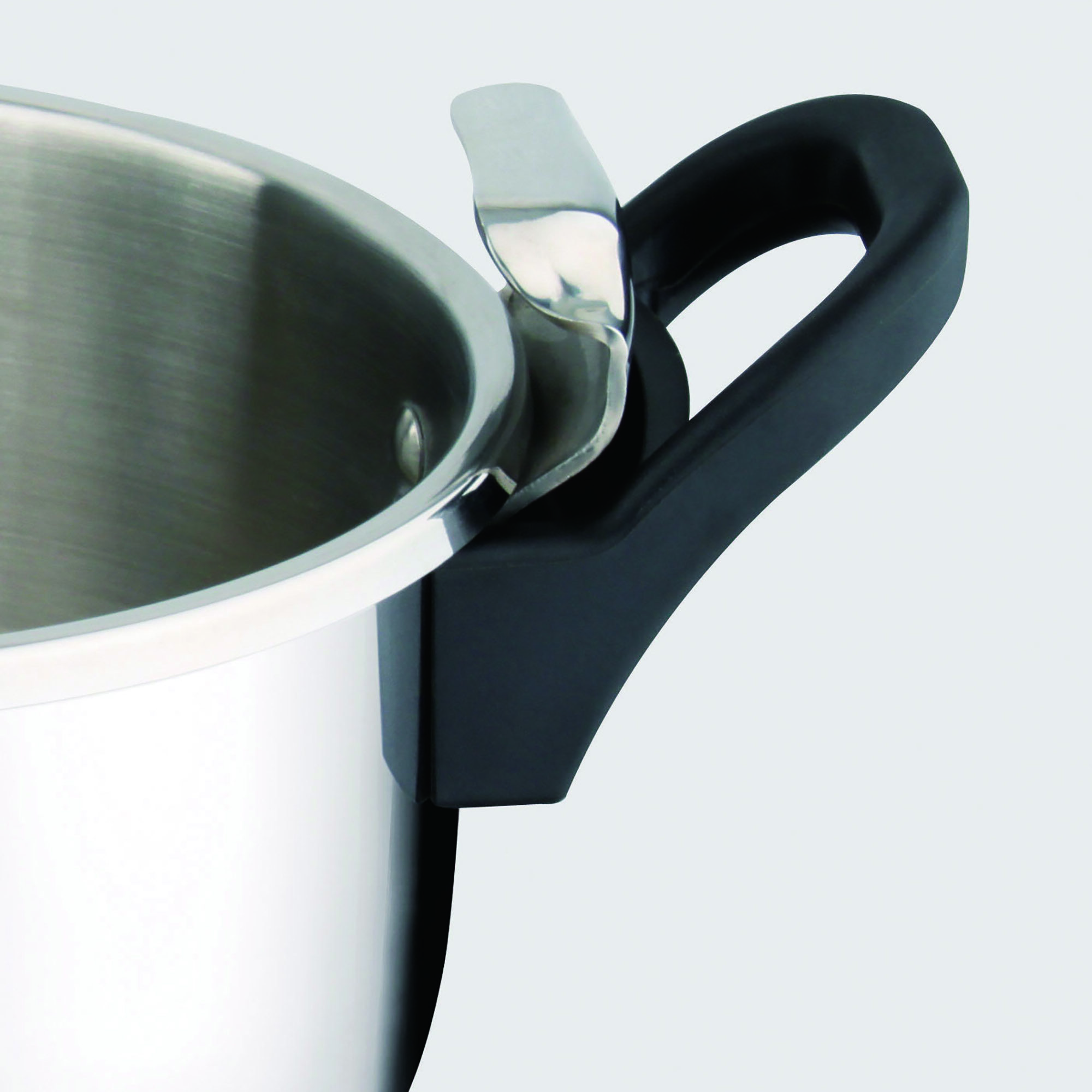 Primer plano de una olla de acero inoxidable con asa negra y palanca plateada, sobre fondo blanco.