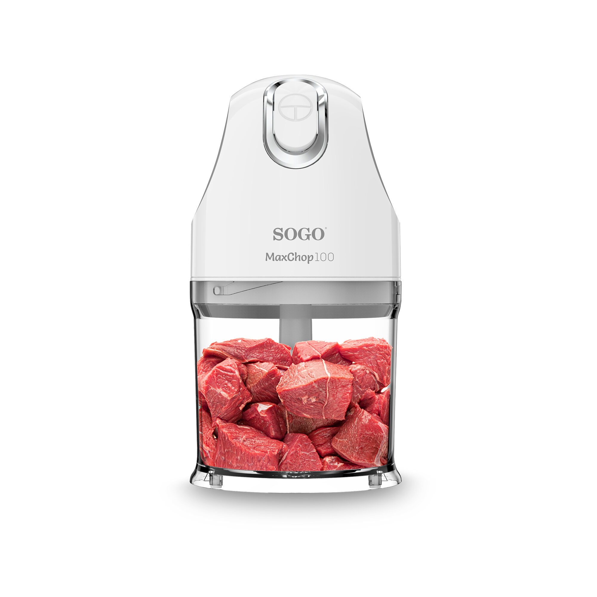 Un robot da cucina bianco SOGO MaxChop 100 con cubetti di carne rossa all'interno del contenitore trasparente, isolato su bianco.