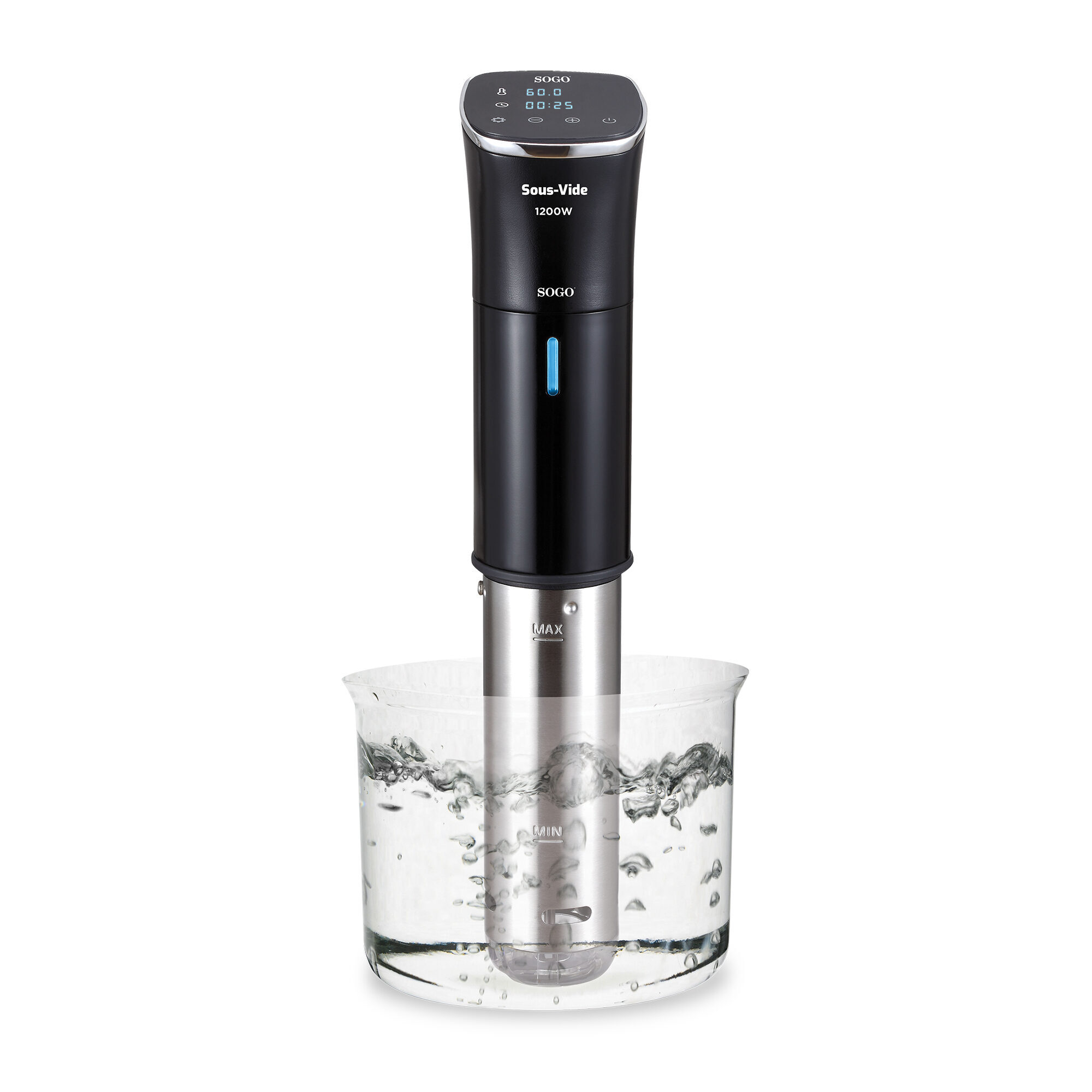 Circulador de inmersión Sous-Vide en un recipiente de vidrio con agua. Dispositivo negro y plateado, pantalla digital, fondo blanco.