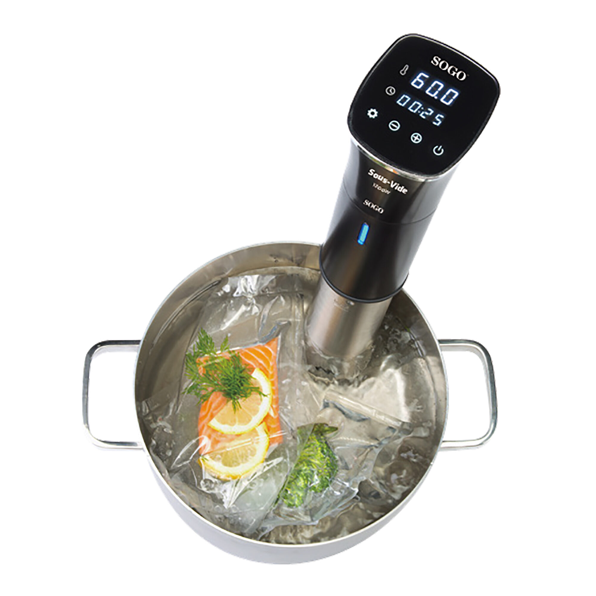 Máquina de sous-vide en una olla con agua. Salmón y rodajas de limón sellados al vacío. La pantalla muestra 60,0 y 00:25.