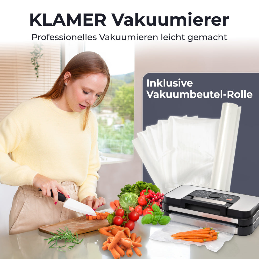 Frau schneidet Karotten auf einem Holzbrett. Gemüse und ein Vakuumierer liegen auf der Theke. Verpackungsbeutel sind im Hintergrund.