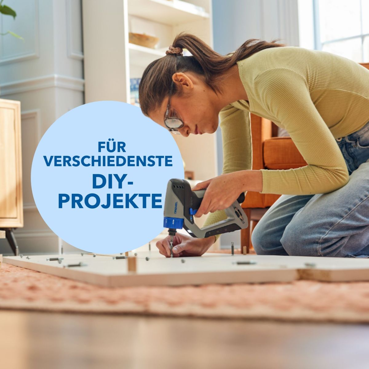 Une femme avec des lunettes visse une vis dans une planche de bois. La scène est à l'intérieur avec un cercle bleu contenant du texte allemand.