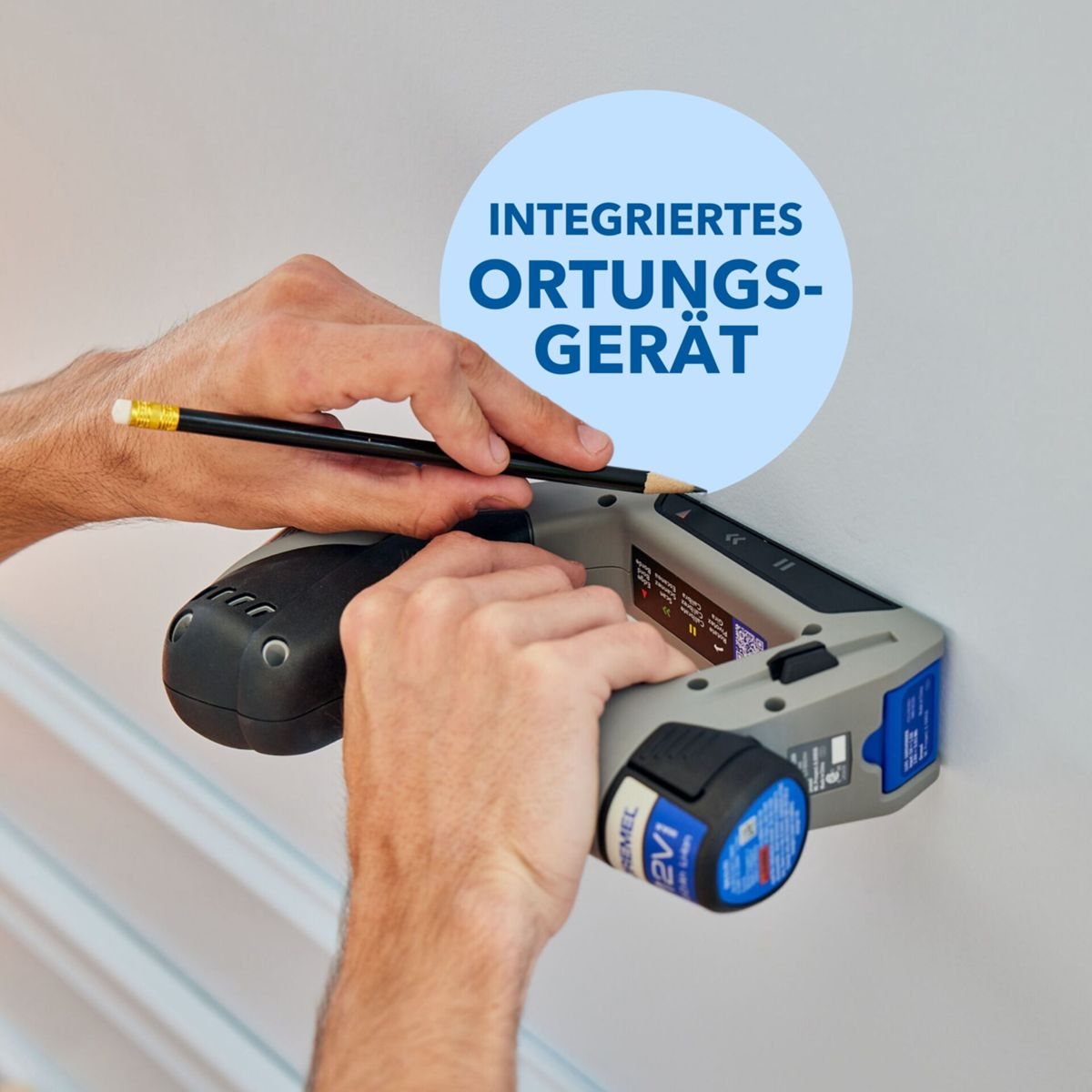 Une personne utilise un appareil de détection contre un mur blanc. Un crayon est tenu près de l'appareil. Texte 'INTEGRIERTES ORTUNGS-GERÄT'.