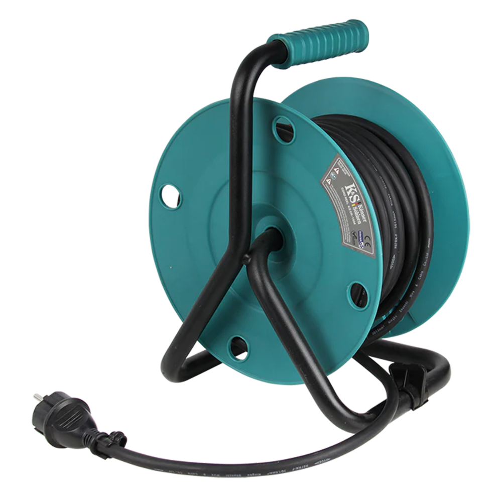 Eine grüne Kabeltrommel mit schwarzem Kabel. Ein schwarzer Stecker ist am Kabel angeschlossen. Die Trommel hat einen schwarzen Griff.