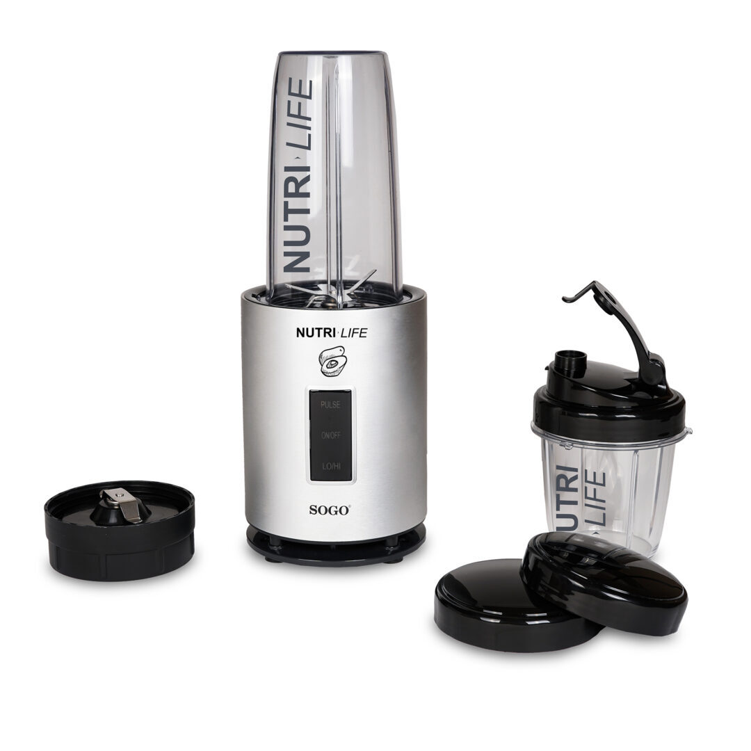 Una licuadora plateada Nutri Life con un recipiente transparente, una tapa negra y una coctelera, todo sobre una superficie blanca.