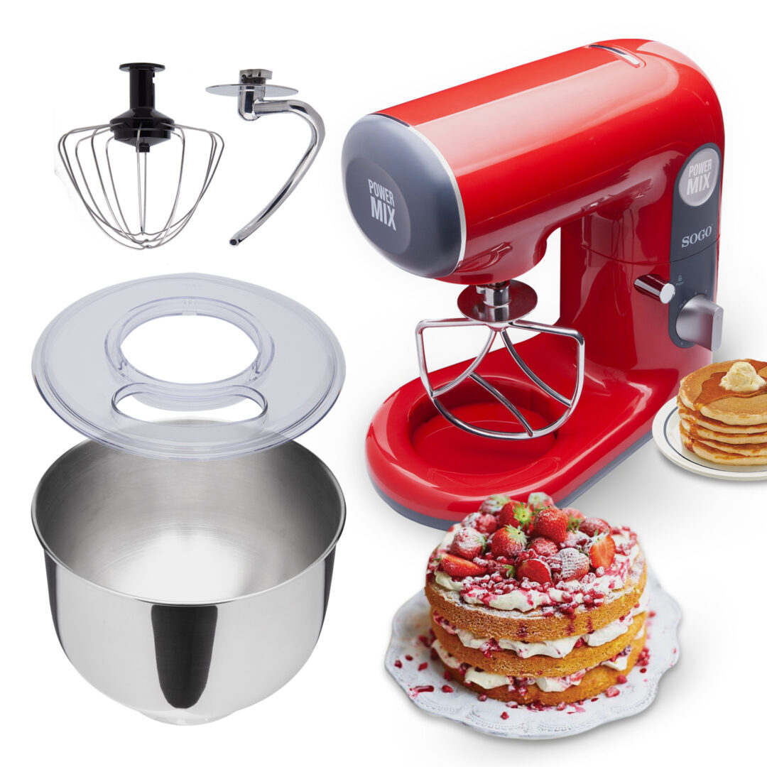 Una batidora roja con accesorios, cuenco, pastel y panqueques. La batidora tiene un logo 'POWER MIX'. Se ven alimentos.