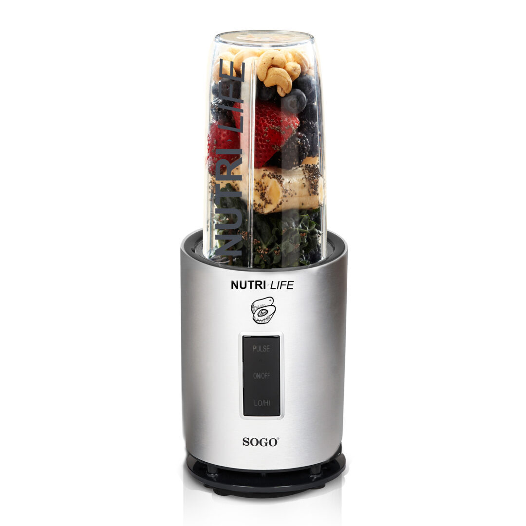 Una licuadora plateada con varias frutas y nueces dentro. Tiene botones para pulso, encendido/apagado y bajo/alto. La marca es SOGO.